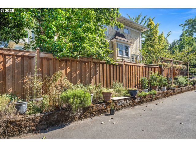 1027 Ne HANCOCK St, Portland, OR 97212