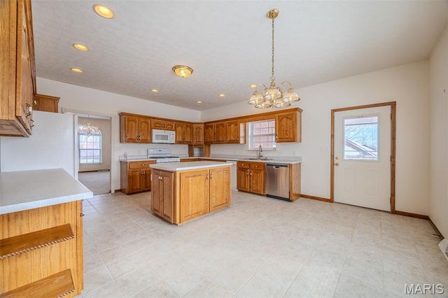 220 April Drive, St Robert, MO 65584