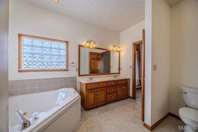 220 April Drive, St Robert, MO 65584