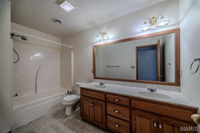 220 April Drive, St Robert, MO 65584