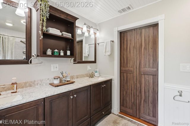 11025 Hamburg Road, Hamburg Township, MI 48189