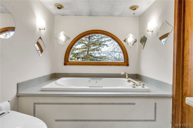 1 Idlebrook Court, Lancaster, NY 14086