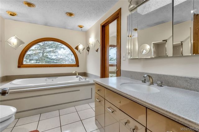 1 Idlebrook Court, Lancaster, NY 14086