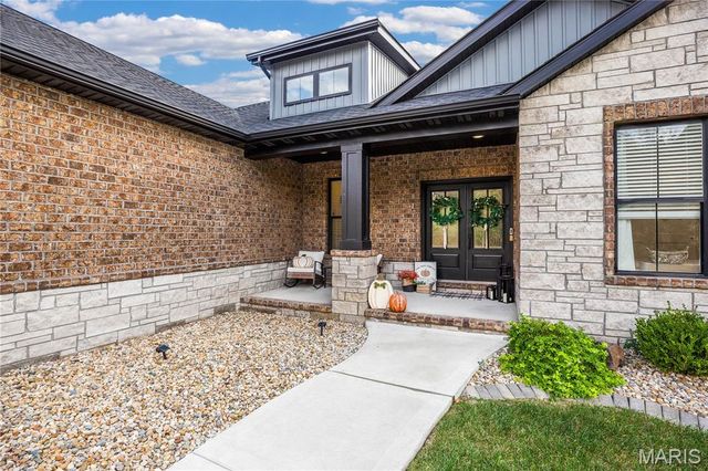 224 Stonebridge Bluff Drive, Maryville, IL 62062