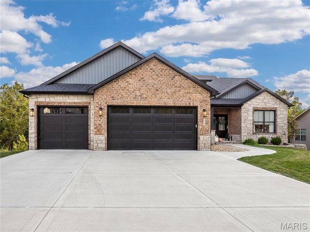 224 Stonebridge Bluff Drive, Maryville, IL 62062