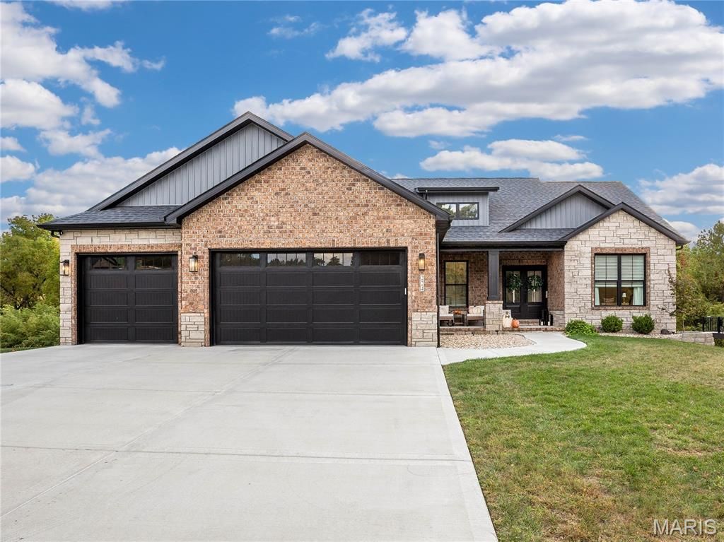 224 Stonebridge Bluff Drive, Maryville, IL 62062
