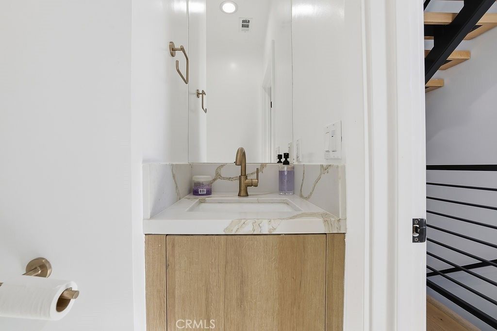 Image 10 of property listing at 6511 N Contour Lane, North Hollywood, CA 91606