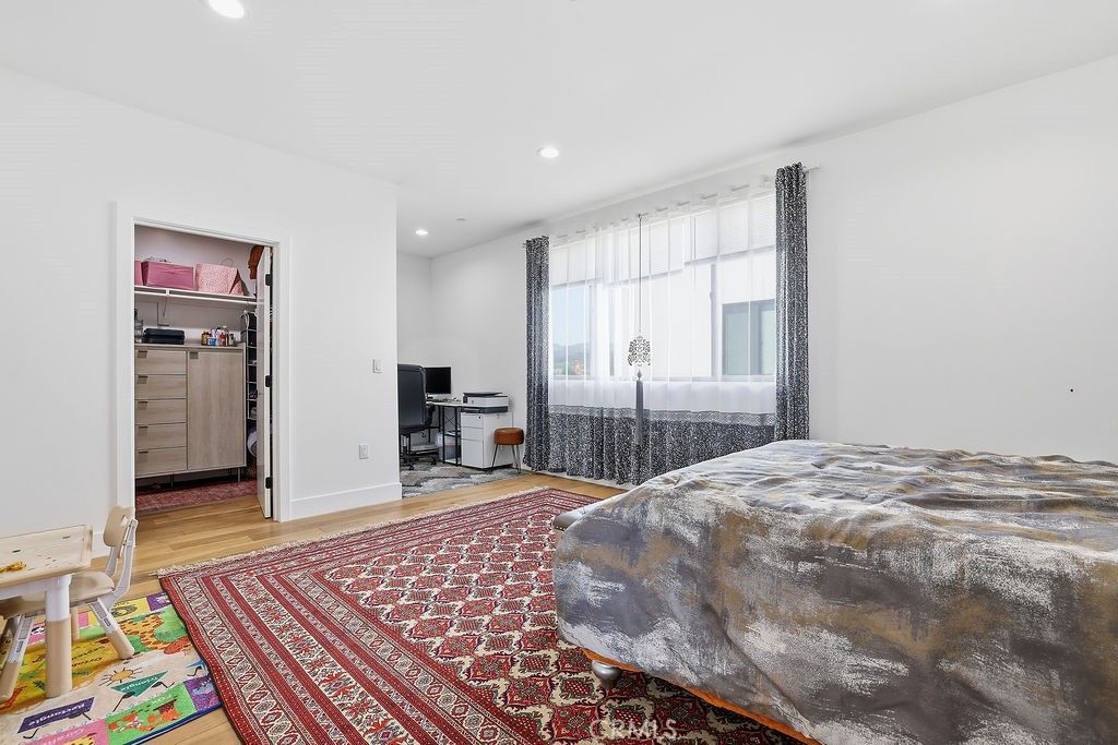 Image 11 of property listing at 6511 N Contour Lane, North Hollywood, CA 91606