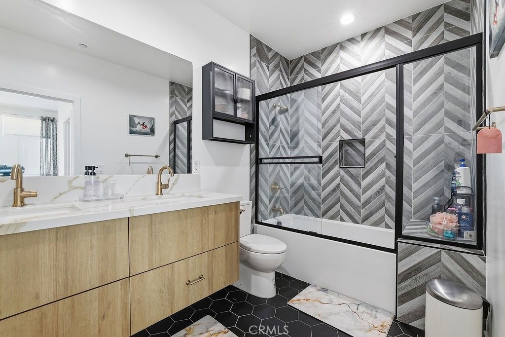 Image 12 of property listing at 6511 N Contour Lane, North Hollywood, CA 91606