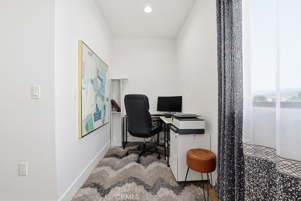 Image 14 of property listing at 6511 N Contour Lane, North Hollywood, CA 91606