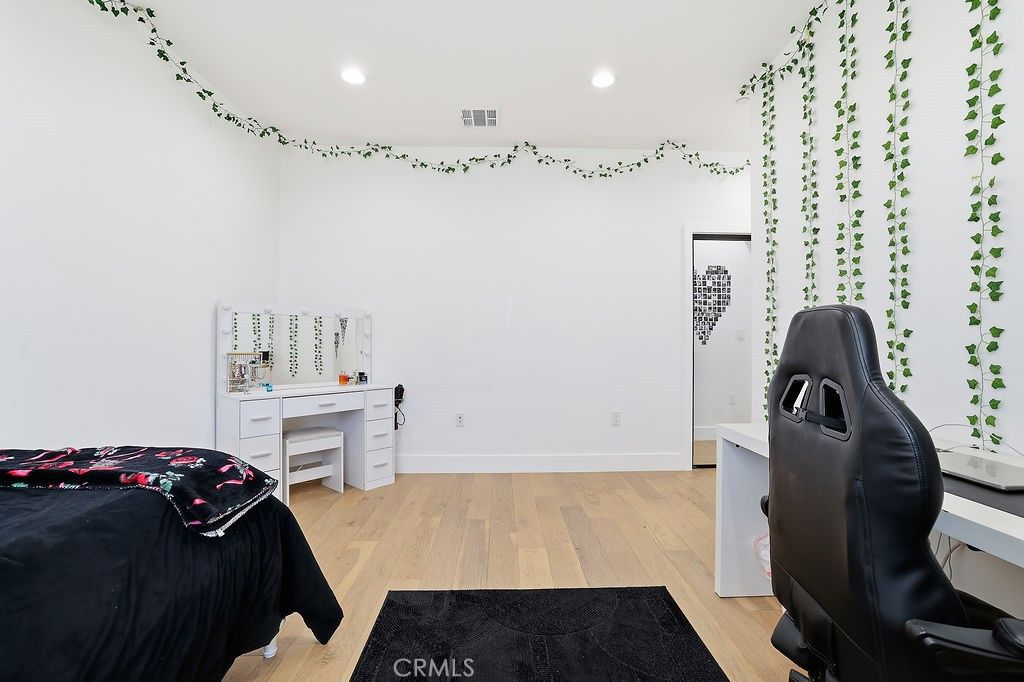 Image 15 of property listing at 6511 N Contour Lane, North Hollywood, CA 91606