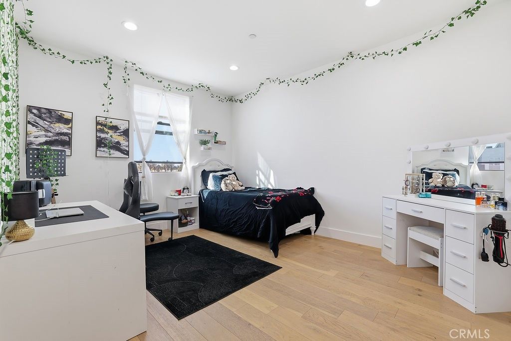 Image 16 of property listing at 6511 N Contour Lane, North Hollywood, CA 91606