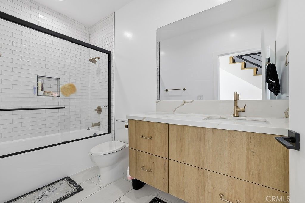 Image 17 of property listing at 6511 N Contour Lane, North Hollywood, CA 91606