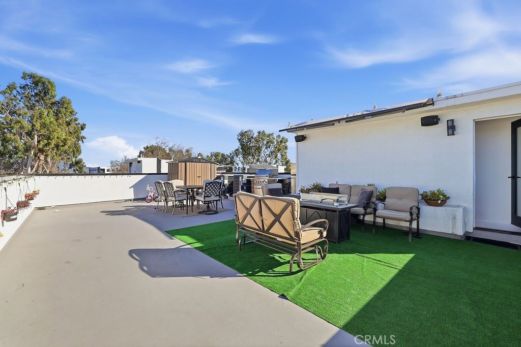 Image 20 of property listing at 6511 N Contour Lane, North Hollywood, CA 91606