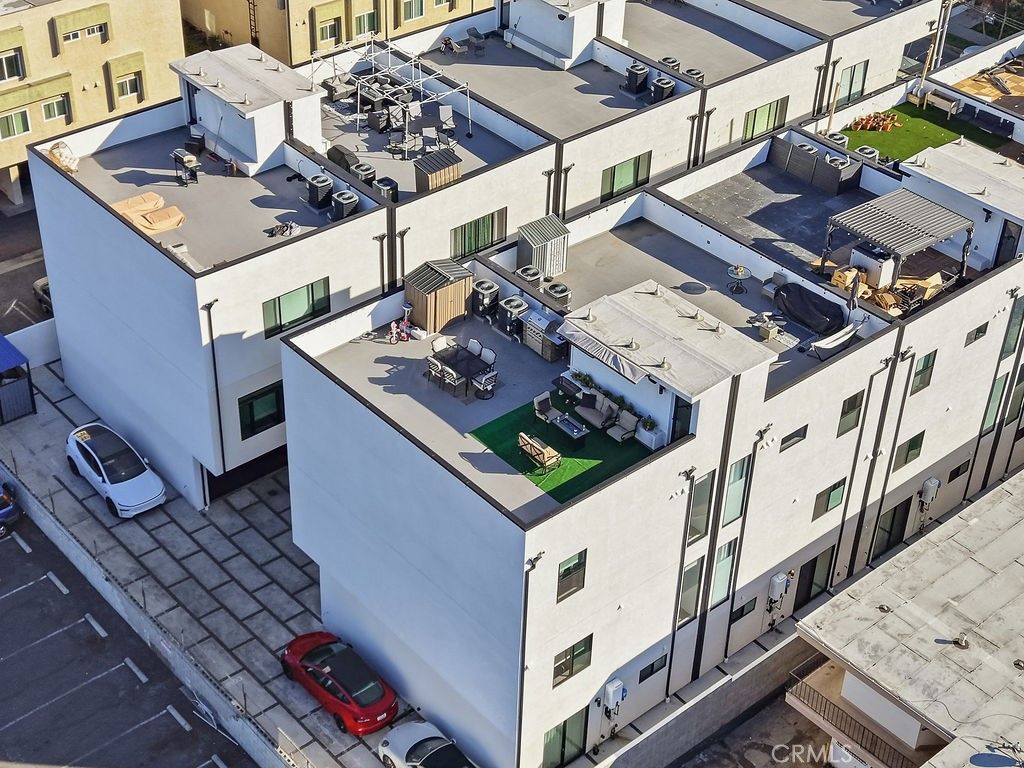 Image 24 of property listing at 6511 N Contour Lane, North Hollywood, CA 91606