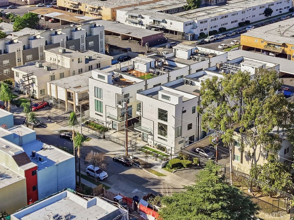 Image 25 of property listing at 6511 N Contour Lane, North Hollywood, CA 91606