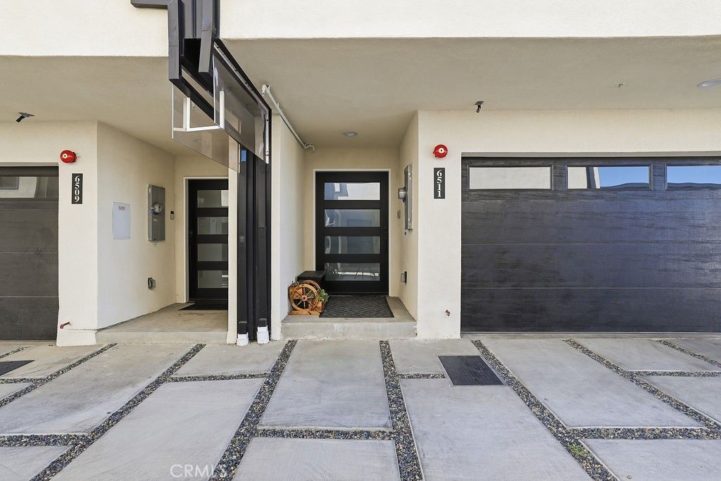 Image 27 of property listing at 6511 N Contour Lane, North Hollywood, CA 91606