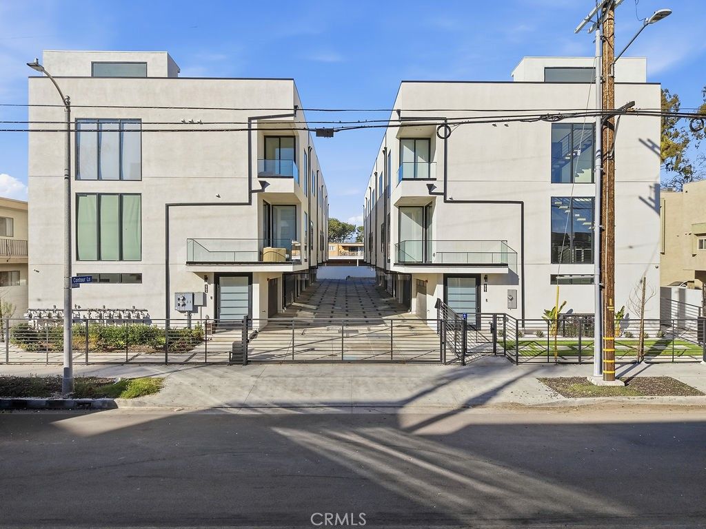 Image 29 of property listing at 6511 N Contour Lane, North Hollywood, CA 91606