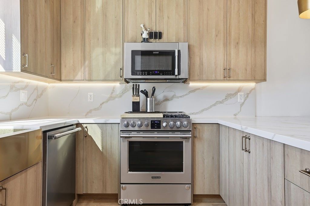 Image 4 of property listing at 6511 N Contour Lane, North Hollywood, CA 91606