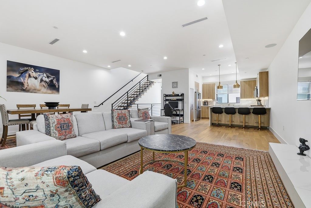 Image 5 of property listing at 6511 N Contour Lane, North Hollywood, CA 91606