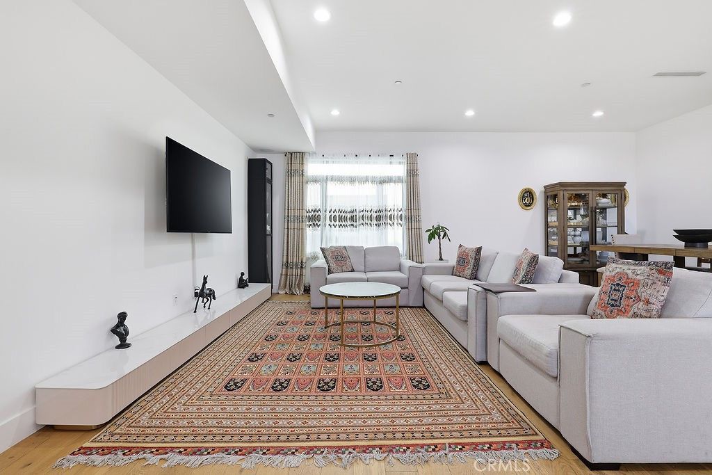 Image 6 of property listing at 6511 N Contour Lane, North Hollywood, CA 91606