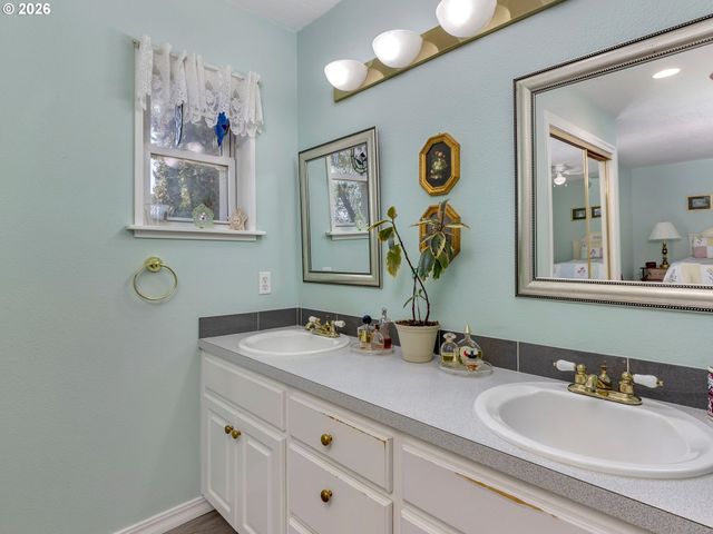 869 E 9TH Ct, Lafayette, OR 97127