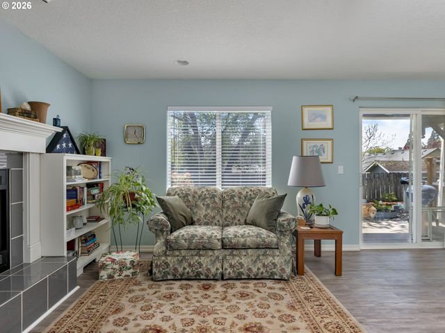 869 E 9TH Ct, Lafayette, OR 97127