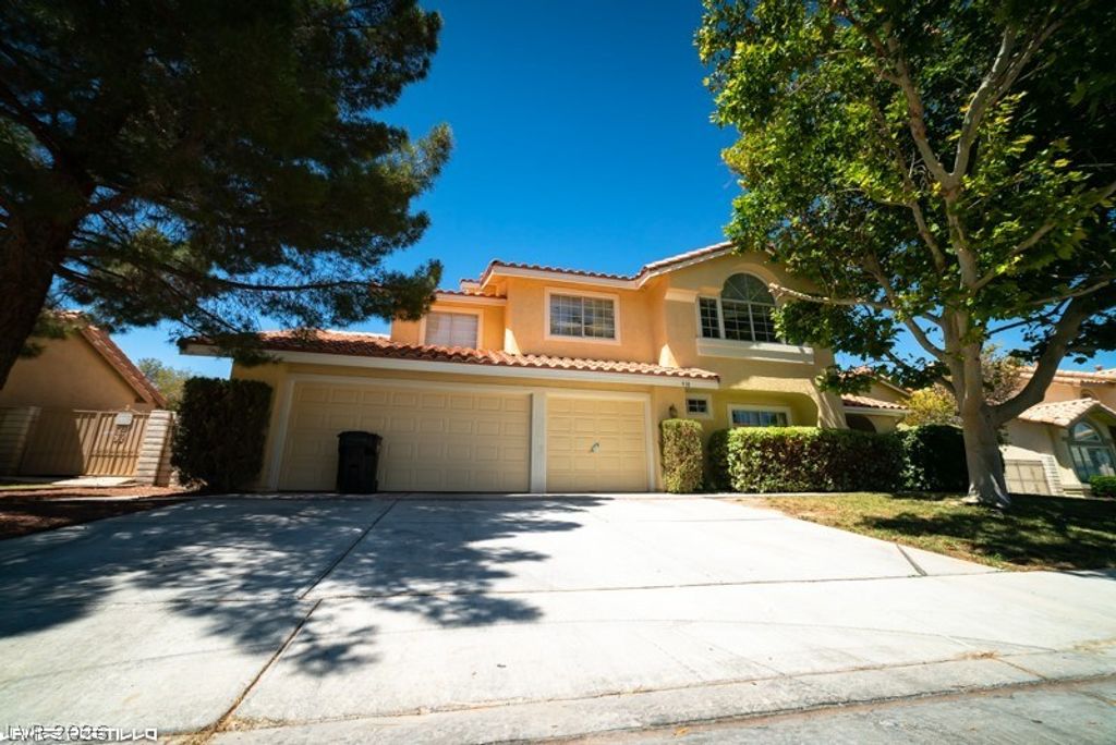 910 HOLLOWBLUFF Avenue, North Las Vegas, NV 89031