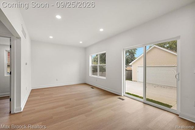 27828 Groveland Street, Madison Heights, MI 48071