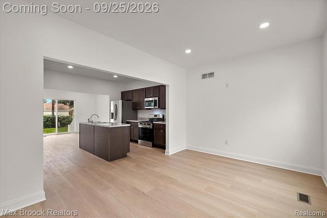 27828 Groveland Street, Madison Heights, MI 48071