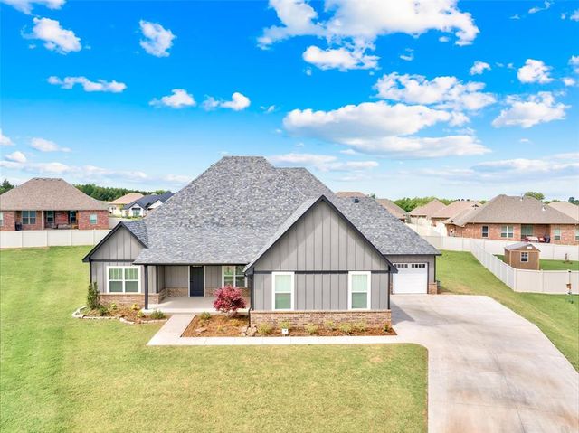 2704 Woodlawn Court, Shawnee, OK 74804