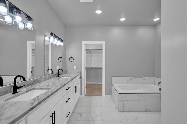 2704 Woodlawn Court, Shawnee, OK 74804