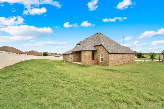 2704 Woodlawn Court, Shawnee, OK 74804