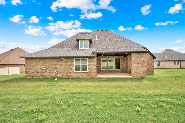 2704 Woodlawn Court, Shawnee, OK 74804