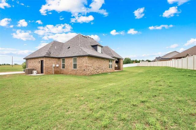 2704 Woodlawn Court, Shawnee, OK 74804