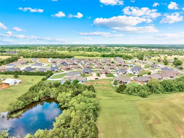 2704 Woodlawn Court, Shawnee, OK 74804