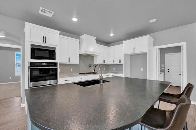 2704 Woodlawn Court, Shawnee, OK 74804