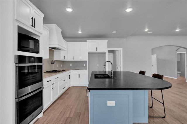 2704 Woodlawn Court, Shawnee, OK 74804