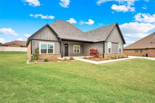 2704 Woodlawn Court, Shawnee, OK 74804