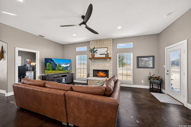 932 County Road 761, Devine, TX 78016