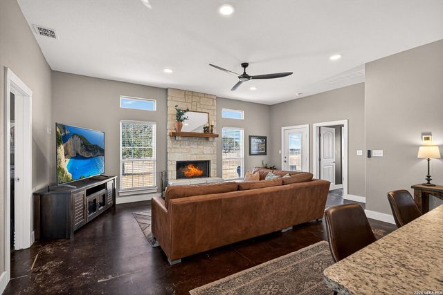 932 County Road 761, Devine, TX 78016