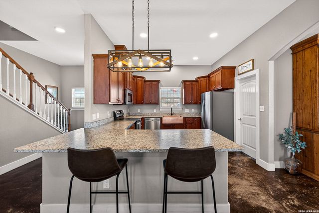 932 County Road 761, Devine, TX 78016