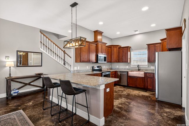 932 County Road 761, Devine, TX 78016