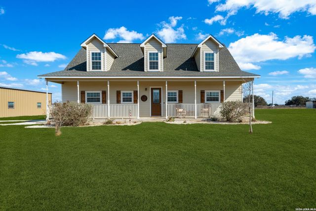 932 County Road 761, Devine, TX 78016