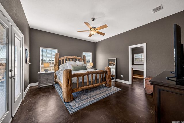 932 County Road 761, Devine, TX 78016