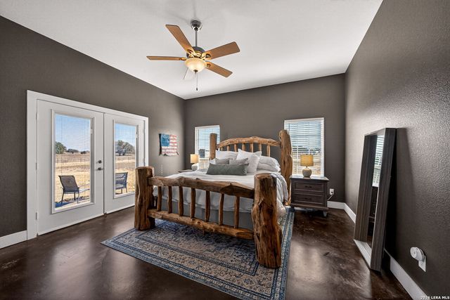 932 County Road 761, Devine, TX 78016