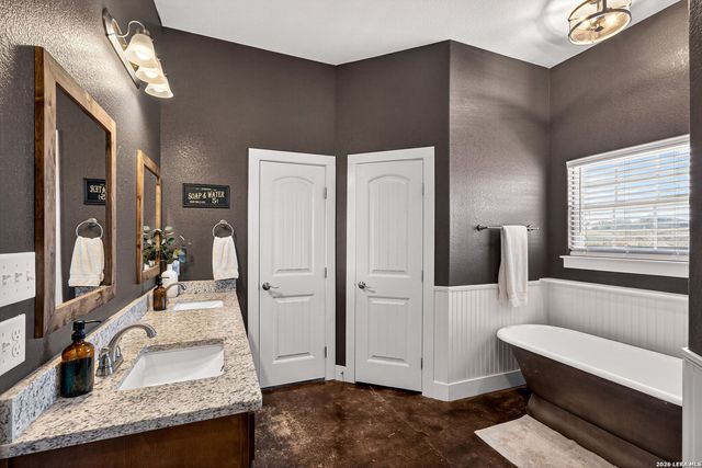 932 County Road 761, Devine, TX 78016