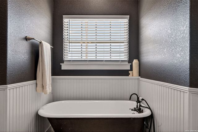 932 County Road 761, Devine, TX 78016