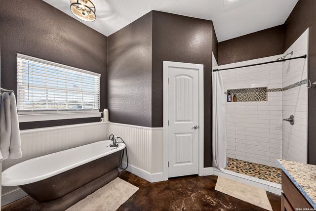 932 County Road 761, Devine, TX 78016