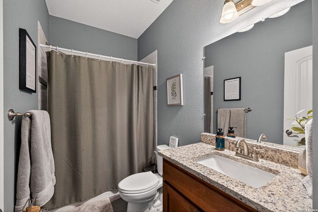 932 County Road 761, Devine, TX 78016